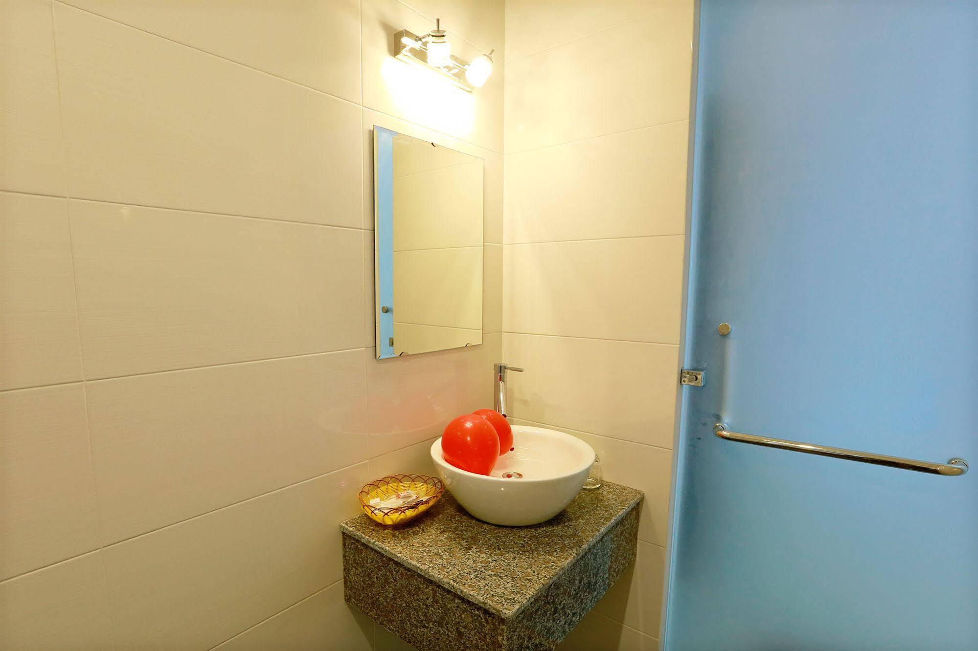 Gold House Hotel Danang Exterior photo